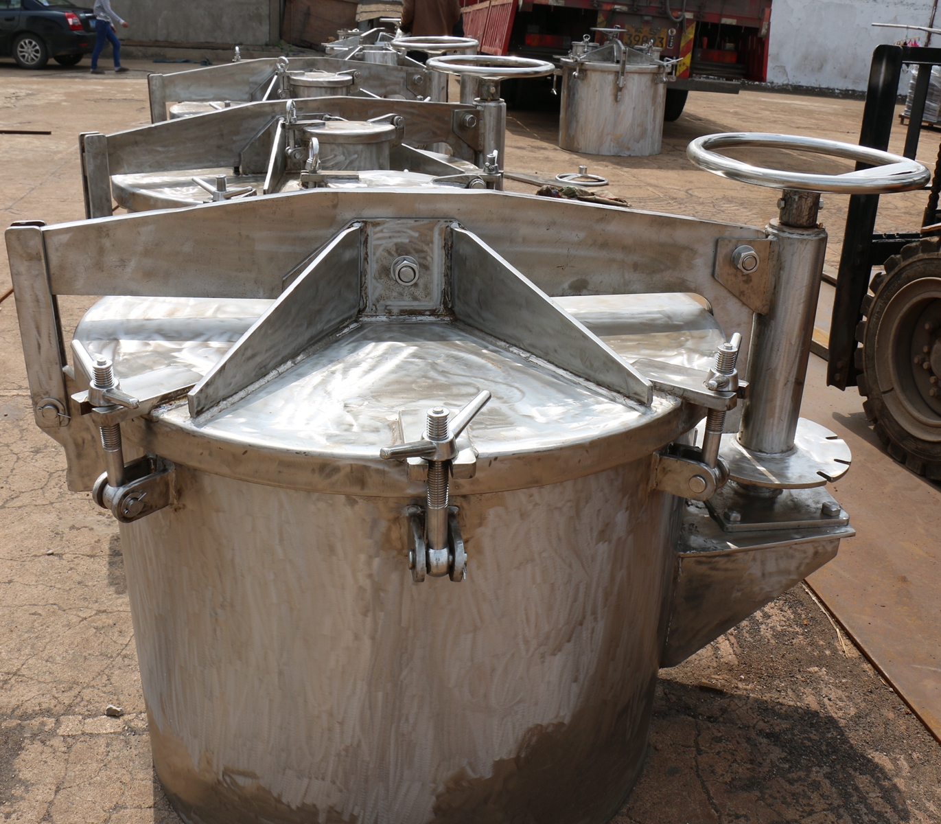 rotating oiltight hatch cover.jpg